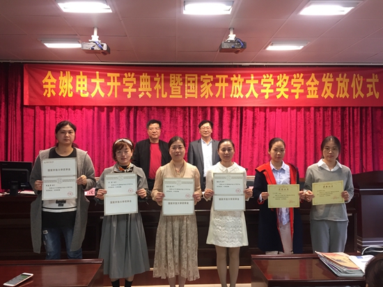 獎(jiǎng)學(xué)金發(fā)放集體照_副本.jpg