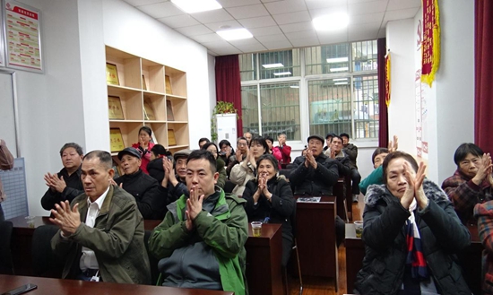 社區(qū)居民認(rèn)真學(xué)做手指操.jpg