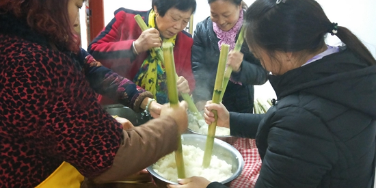 齊心協(xié)力打糍粑.jpg