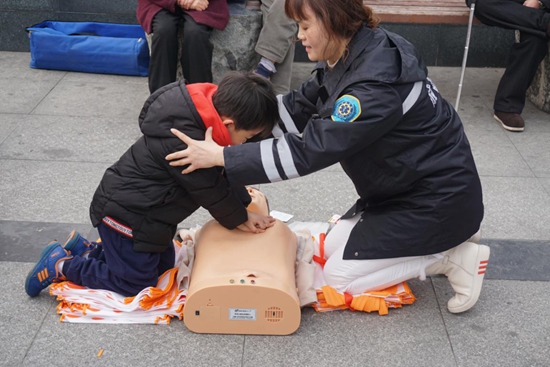 小朋友學習心肺復蘇急救方法.jpg
