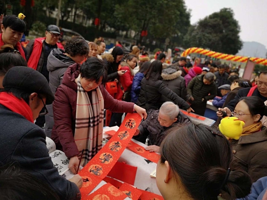 為居民送春聯(lián).jpg