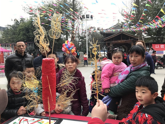 有“尚學(xué)龍泉”字樣的糖畫.jpg