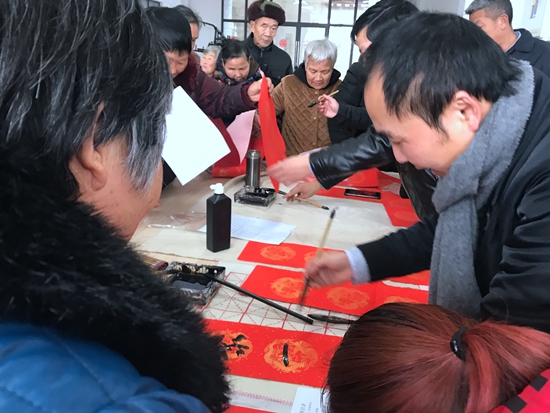書法學(xué)習(xí)型團隊送春聯(lián).jpg