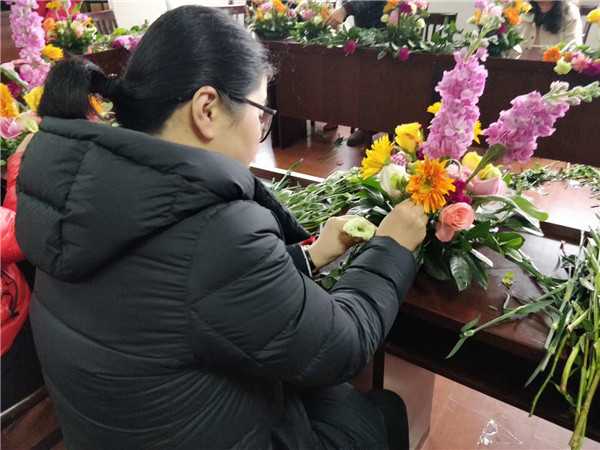 米蘭社區(qū)：“以花為鄰，香滿米蘭”插花培訓(xùn).JPG