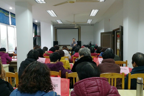 高田王社區(qū)：召開助老志愿者會議.jpg