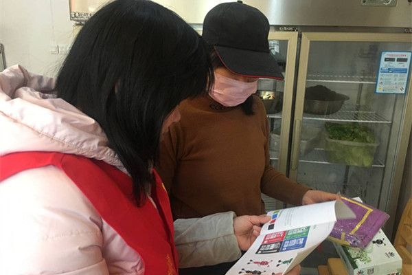 開展沿街店鋪垃圾分類宣傳.jpg