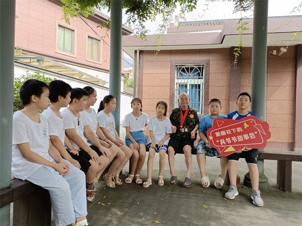 北侖區(qū)春曉成校昆亭村假日學(xué)校：紫藤花下的“兵爺爺故事會”.jpg