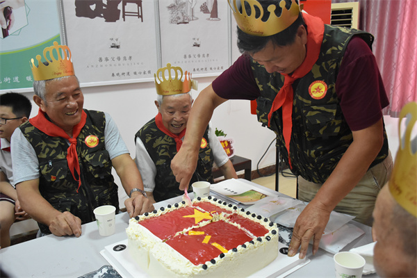 北侖區(qū)春曉三山村：“銀發(fā)”牽手“紅領(lǐng)巾” 生日會(huì)中憶青春(3).jpg