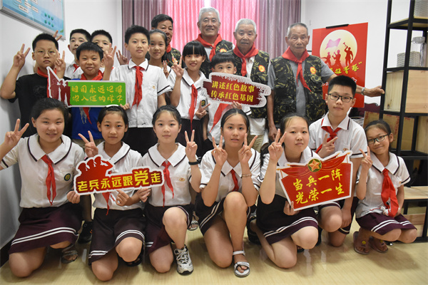 北侖區(qū)春曉三山村：“銀發(fā)”牽手“紅領(lǐng)巾” 生日會(huì)中憶青春(4).jpg