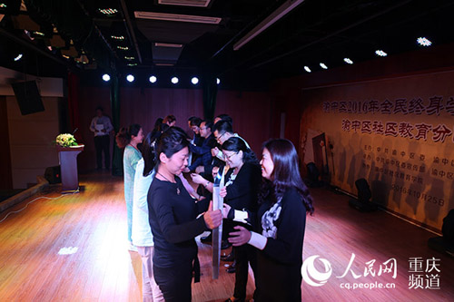 為七個社區(qū)教育學(xué)院分院授牌.JPG