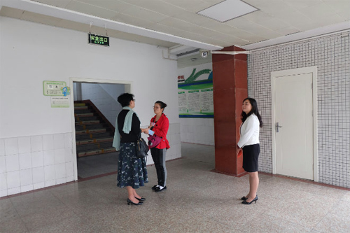 講座后家長朋友向張教授咨詢交流.jpg