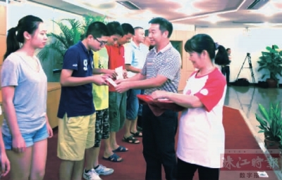 區(qū)慈善會(huì)助學(xué)活動(dòng)中，區(qū)民政局局長(zhǎng)、區(qū)慈善會(huì)理事長(zhǎng)周劍雄為學(xué)生發(fā)放獎(jiǎng)學(xué)金.jpg