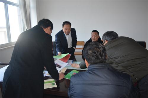 皇華社區(qū)學院給五蓮聯(lián)盟單位帶來了自己開發(fā)的校本教材及大型活動材料.jpg