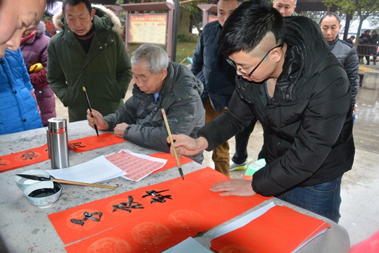 書法家寫春聯(lián).jpg