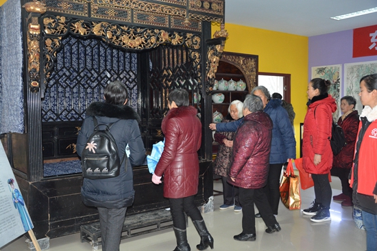 群眾參觀東客西河鄉(xiāng)愁記憶展.jpg