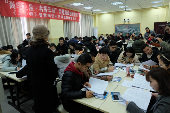 學(xué)員們積極投入學(xué)習(xí)中.jpg