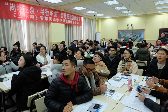 學(xué)員們積極交流、認(rèn)真聽講.jpg