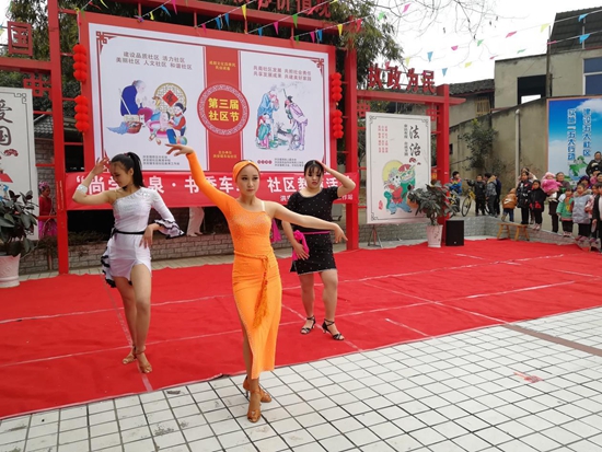 社區(qū)舞蹈學(xué)習(xí)型團(tuán)隊載歌載舞.jpg