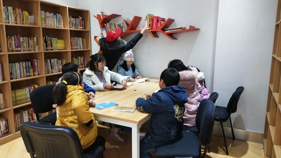 孩子們認真讀自己喜愛的書籍.jpg