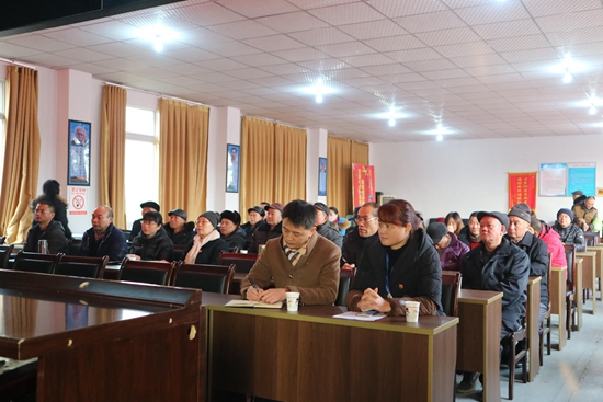 黨員干部認真學習做筆記.jpg