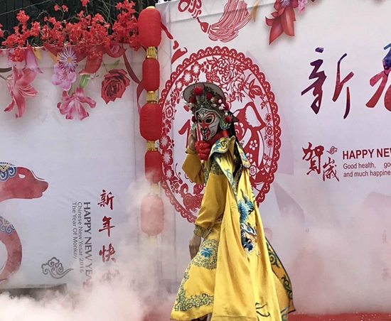 社區(qū)學(xué)習(xí)型文藝團隊表演川劇變臉.jpg