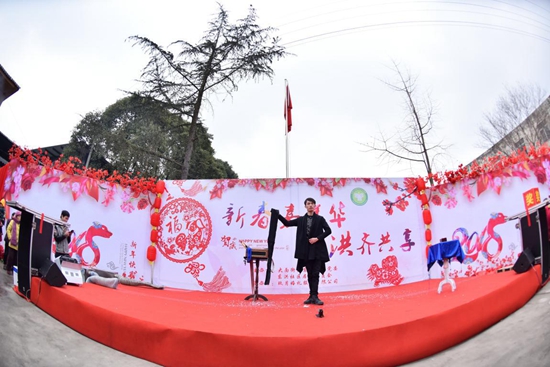 社區(qū)學(xué)習(xí)型文藝團隊表演魔術(shù).jpg