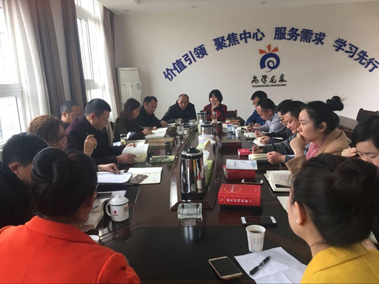 中心工會主席領(lǐng)學(xué)《第五項修煉》.jpg