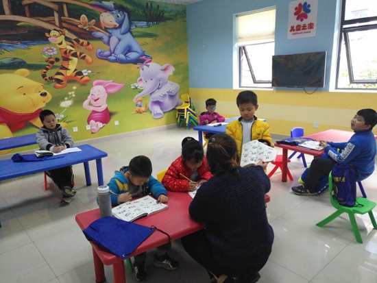 老師親自指導圍棋知識.jpg