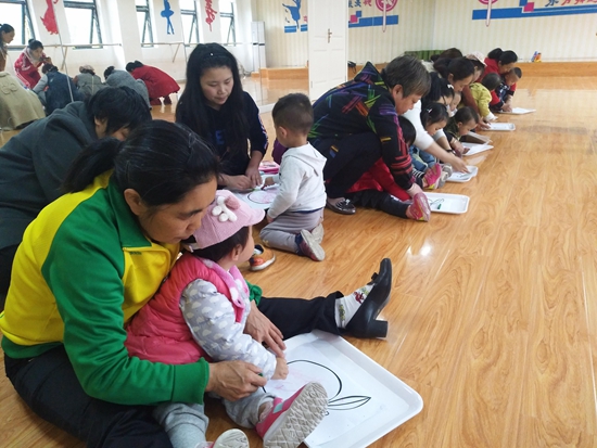 孩子們和家長一起動起手來1.jpg