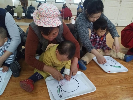 孩子們和家長一起動起手來2.jpg