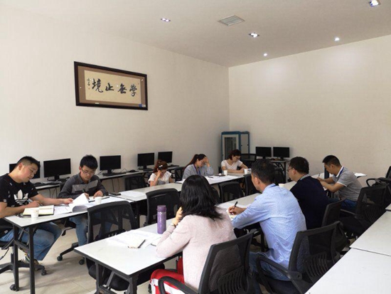 各社區(qū)教育工作站業(yè)務(wù)負(fù)責(zé)人研討交流.jpg