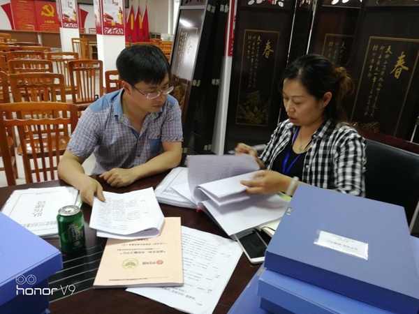 陳部長(zhǎng)檢查“最成都 市民課堂”檔案資料并提出建議_副本.jpg