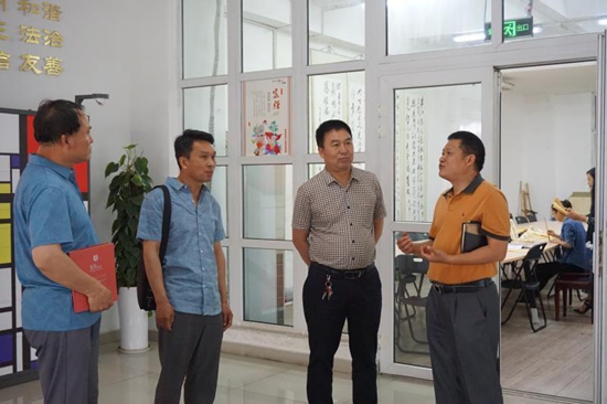 區(qū)社區(qū)教育中心相關(guān)負(fù)責(zé)人介紹市民藝術(shù)學(xué)校情況.jpg