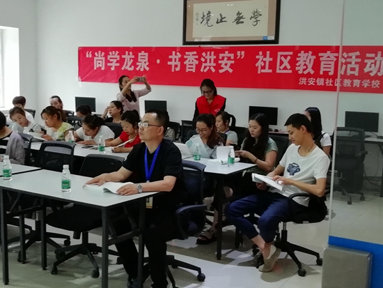 讀書(shū)愛(ài)好者認(rèn)真聽(tīng)老師講授.jpg