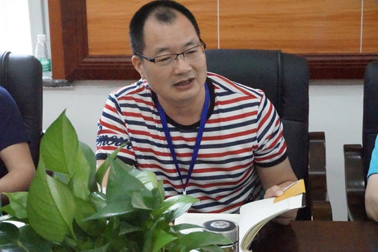 保平社區(qū)教育工作站負(fù)責(zé)人深度匯談中積極發(fā)言.jpg