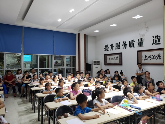 大家都在認(rèn)真聽課.jpg