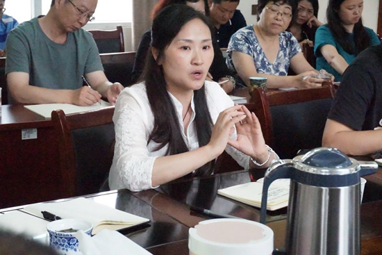社區(qū)教育工作站負(fù)責(zé)人積極建言獻(xiàn)策_(dá)副本.jpg