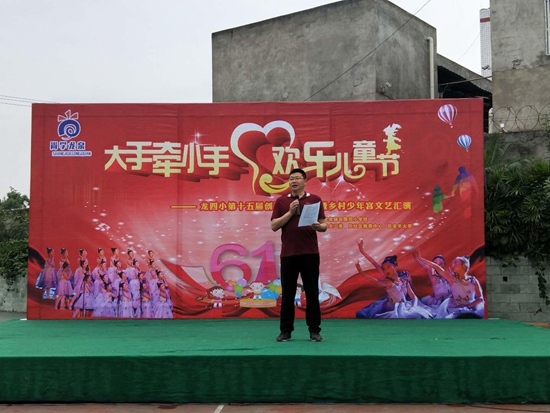區(qū)社區(qū)教育中心主任給龍泉四小同學(xué)們送去祝福.jpg