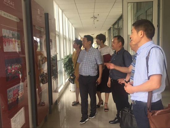參觀考察龍泉街道崇德社區(qū)教育工作站2.jpg