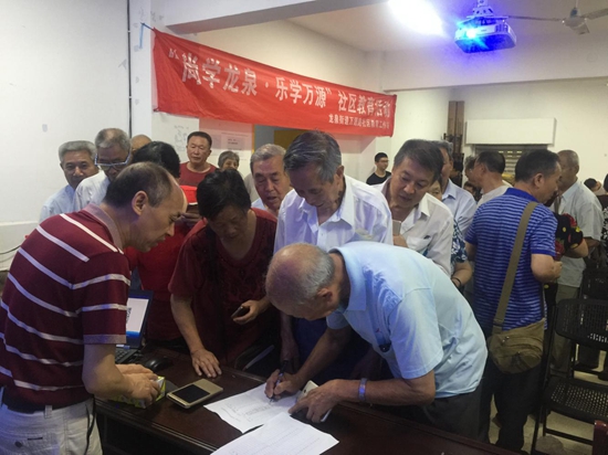 老人們積極填報需求問卷調(diào)查表.jpg