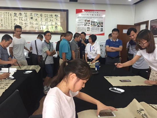 參觀崇德社區(qū)“六主題”學(xué)習(xí)團(tuán)隊(duì)培育現(xiàn)場.jpg