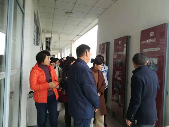 參觀考察龍泉街道崇德社區(qū)教育工作站_副本.jpg
