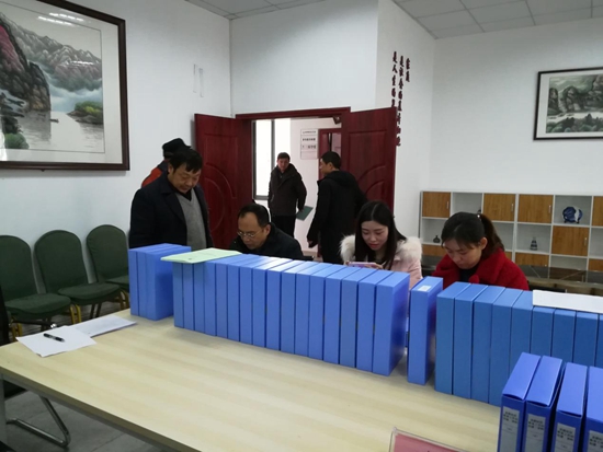 專家組查閱創(chuàng)建資料.jpg