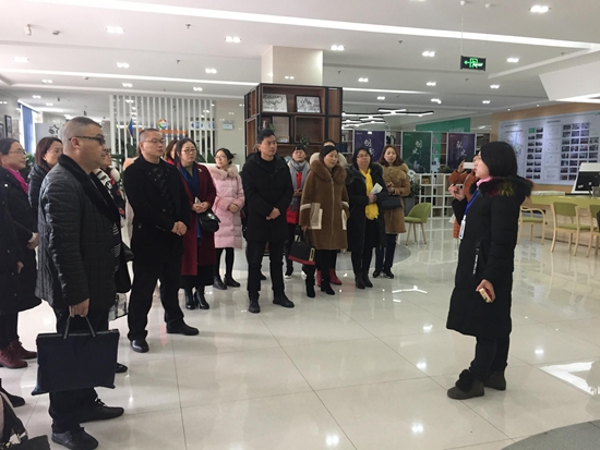 實(shí)地考察龍泉驛區(qū)學(xué)習(xí)型五星社區(qū)建設(shè)示范點(diǎn).jpg