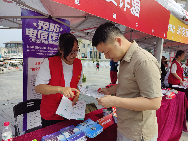 北侖區(qū)春曉街道開展“我為群眾辦實事”平安公益宣傳活動.png
