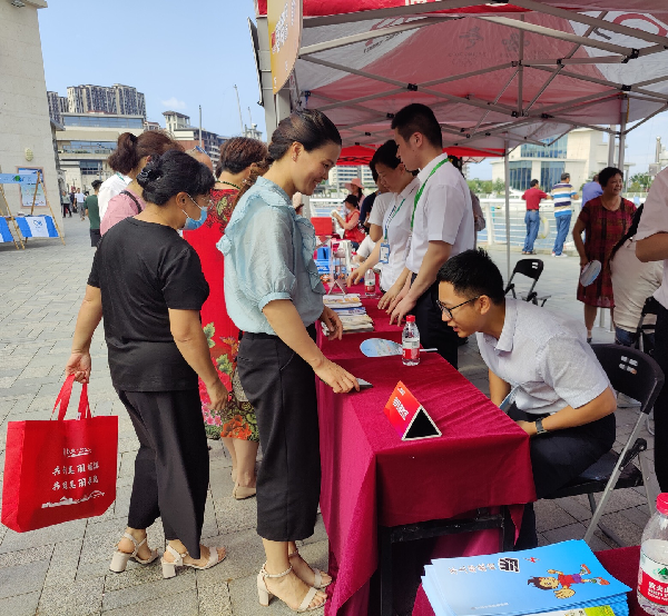 北侖區(qū)春曉街道開展“我為群眾辦實事”平安公益宣傳活動（2）.png