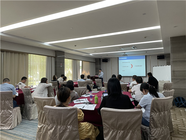 北侖區(qū)春曉街道春曉湖工業(yè)社區(qū)舉辦企業(yè)中高層管理人員培訓(xùn)班.jpg