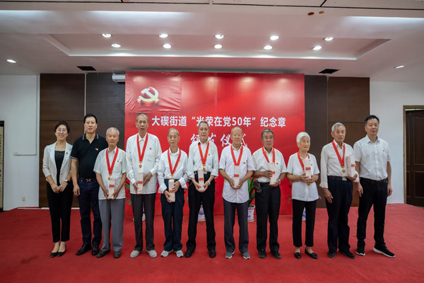 舉辦“薪火百年 不負韶華”迎七一系列活動 (2).jpg