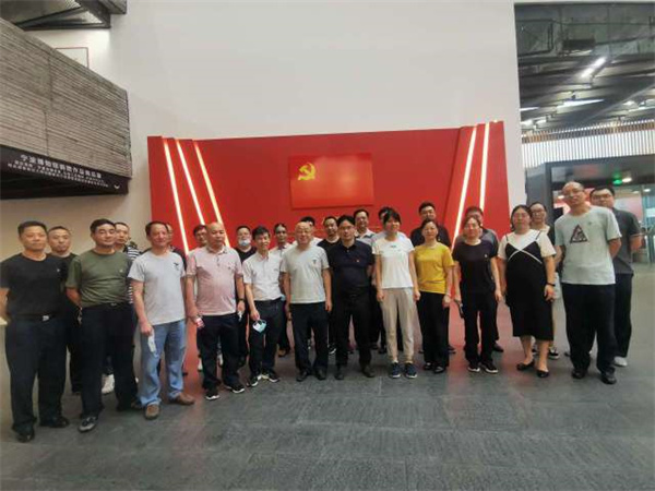 北侖區(qū)春曉成校、春曉交管所開展黨員專題教育走進寧波博物館.jpg