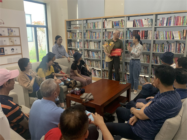 北侖區(qū)春曉街道明月湖社區(qū)：書記上黨課受歡迎.jpg